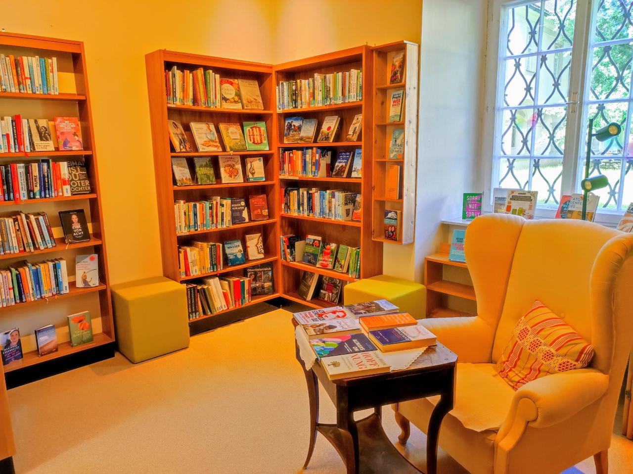 Gemütlicher Sessel im Sachbuchraum