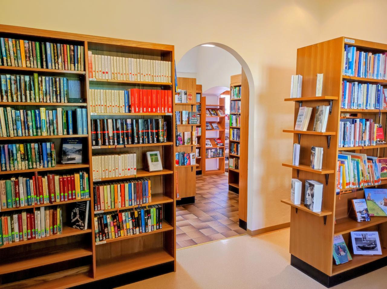 Blick vom Sachbuchraum in den Romanraum