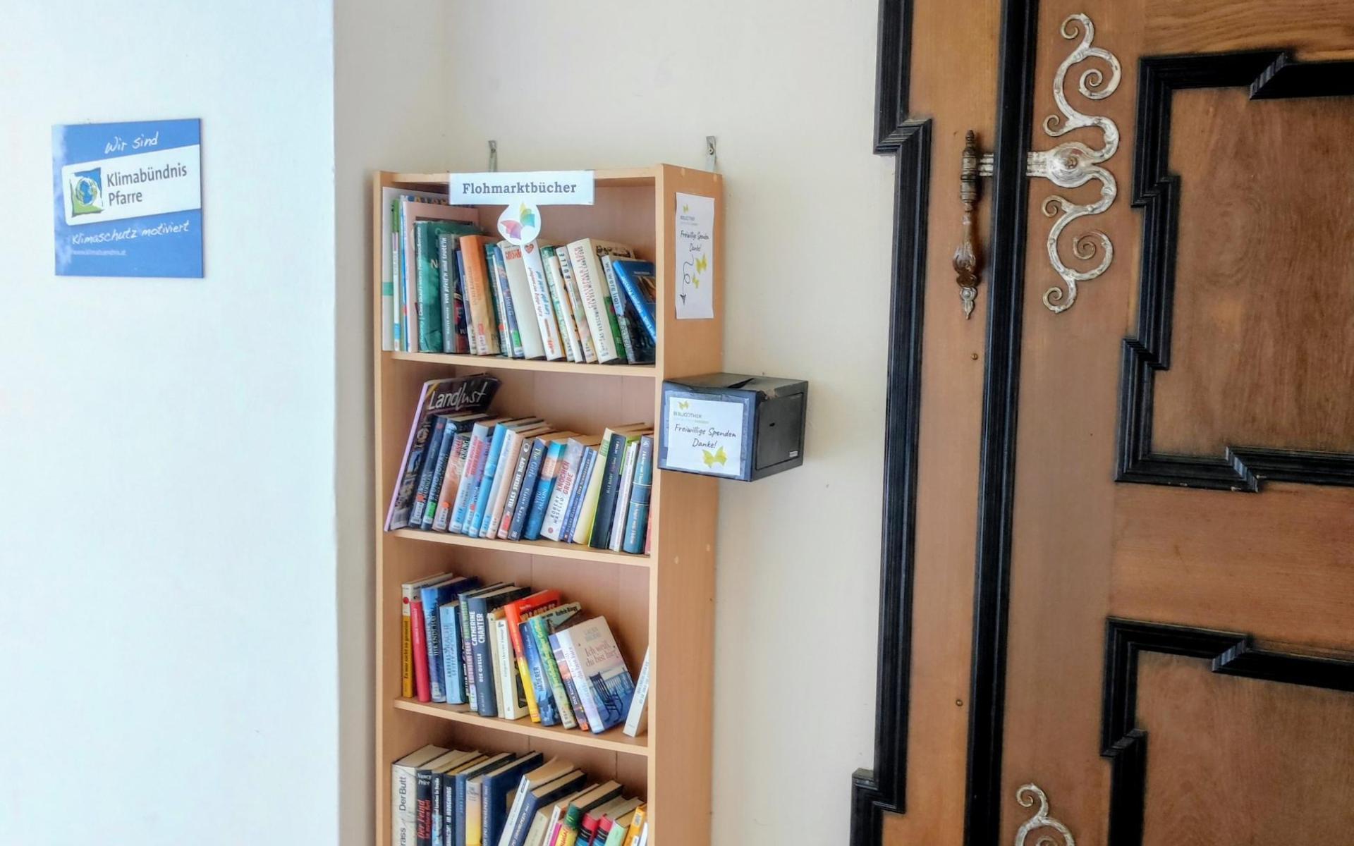 Flohmarkt mit Büchern vor der Bücherei